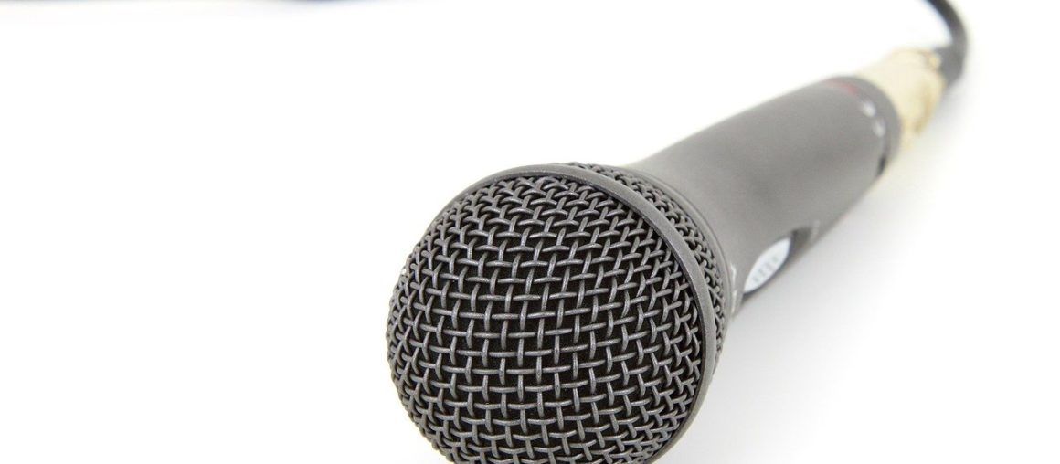POWERPOINT-KARAOKE – EINE PARODIE AUF LANGWEILIGE PRÄSENTATIONEN